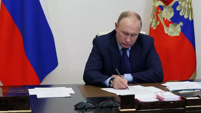 Путин подписал закон о федеральном бюджете до 2025 года Путин подписал закон о федеральном бюджете до 2025 года